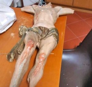 Tuscania - Il Cristo danneggiato nella chiesa di Lourdes