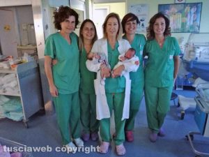 Le piccole gemelline con lo staff medico e infermieristico di Belcolle