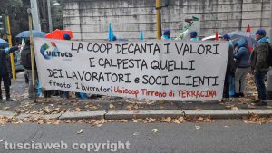 La manifestazione sindacale sotto la sede di Legacoop