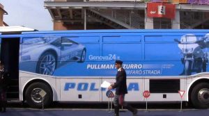 Il pullman azzurro della Polizia