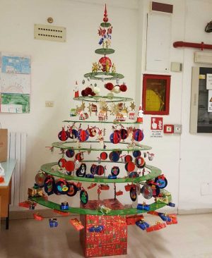 L'albero di Natale dell'istituto comprensivo Ellera