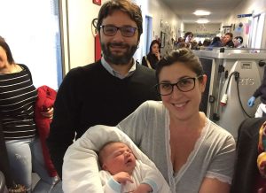 Il piccolo Enrico con mamma e papà