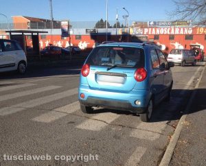 Viterbo - Parcheggio selvaggio in via Domenico Bastianini