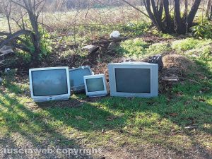 Televisori abbandonati a Ronciglione