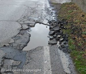 Viterbo - Le buche in strada Bagni