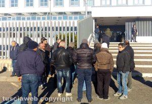Viterbo - Lavoratori Maico di fronte al tribunale