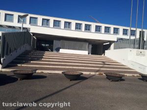 Viterbo - Il tribunale - Le fioriere contro la sosta selvaggia