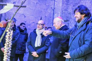 Viterbo - Il vescovo Fumagalli al presepe del Caffeina Christmas Village con Rossi e Baffo