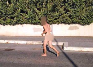 Ragazzo nudo