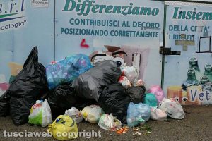 Marta - Cumuli di rifiuti all'isola ecologica di fronte al cimitero