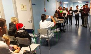 Viterbo - Il coro al reparto di pediatria all’ospedale Belcolle