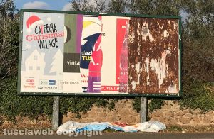Viterbo - Tangenziale Ovest - L'indecenza dei manifesti pubblicitari