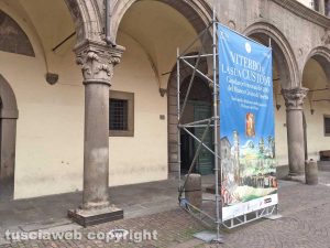 Viterbo - Palazzo dei Priori imbrigliato da un orrendo totem