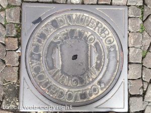 Viterbo - Tombino fascista al centro di piazza del Comune