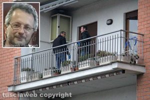 Viterbo - Delitto di via Santa Lucia - La polizia nell'appartamento - Nel riquadro Ermanno Fieno