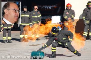 Viterbo - Una dimostrazione dei vigili del fuoco - Nel riquadro: il comandante Giuseppe Paduano