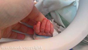 Emanuele stringe la mano della mamma