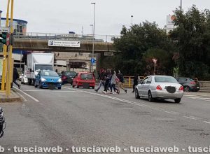 Viterbo - Riello - Alcuni studenti che non attraversano sulle strisce pedonali