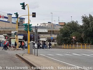 Viterbo - Riello - Alcuni studenti che non attraversano sulle strisce pedonali