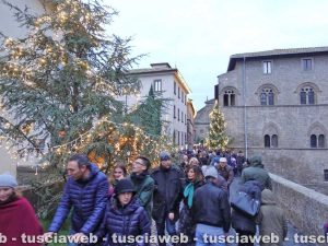 Folla al Christmas village per il ponte dell'Immacolata
