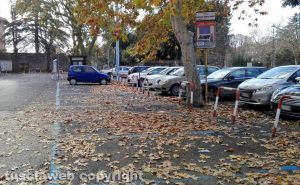 Viterbo - Il parcheggio di fronte a prato giardino Lucio Battisti