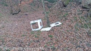 Cura di Vetralla - Rifiuti al bosco della Folgore