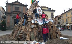 Bagnaia - Focarone di sant'Antonio, i preparativi