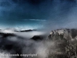 Calcata avvolta nella nebbia