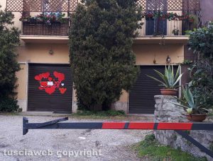 Viterbo - I cuori "solidali" sulla serranda della copisteria di Luca Fazi