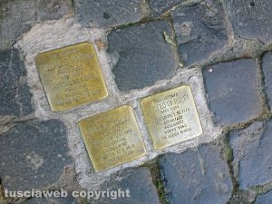 Viterbo - Le pietre d'inciampo in via della Verità 19