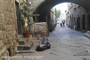 Viterbo - Buste dell'immondizia a San Pellegrino