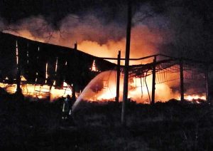 Incendio in un capannone nel Pavese
