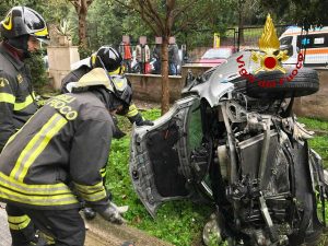 La Micra finita nel giardino condominiale a Roma