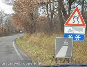 Strada Cimina senza striscia bianca