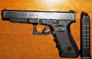 La pistola che il latitante ha puntato contro i poliziotti