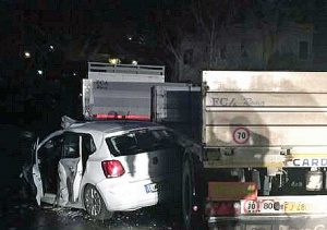 Roma - Schianto auto-tir sulla Flaminia