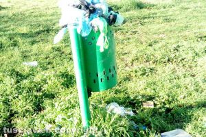 Viterbo - Un cestino pieno di rifiuti