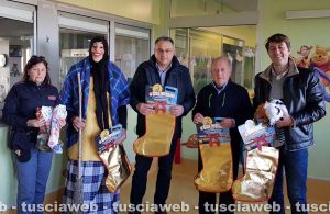 Viterbo - La Befana del poliziotto al reparto di Pediatria di Belcolle