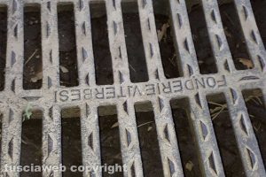 Viterbo - Un tombino in via Campo scolastico