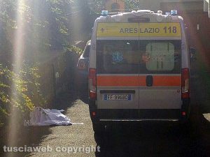 L'ambulanza in via Luigi De Franchis