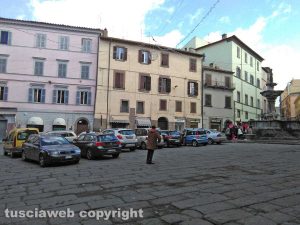 Viterbo - Le auto in sosta a piazza Fontana grande