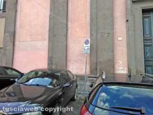 Viterbo - Le auto in sosta a piazza Fontana grande
