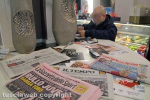 Viterbo - Giornali all'interno di un bar