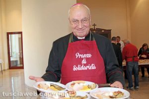 Viterbo - Il vescovo Lino Fumagalli al pranzo per i poveri