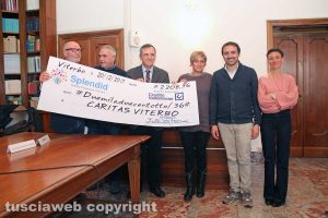 Viterbo - La consegna dell'assegno alla Caritas