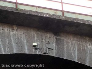 Vitorchiano - Simbolo del fascismo sul ponte ferroviario di strada Acquabianca