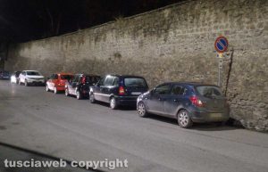Il parcheggio in divieto di sosta a via I Maggio