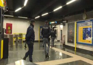 Napoli - Aggressione a minorenne - Polizia al lavoroNapoli - Aggressione a minorenne - Polizia al lavoro