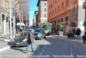 Viterbo - Via Marconi - Bus fermo per le auto in sosta