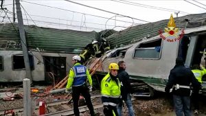 Milano - Treno deraglia - I soccorsi